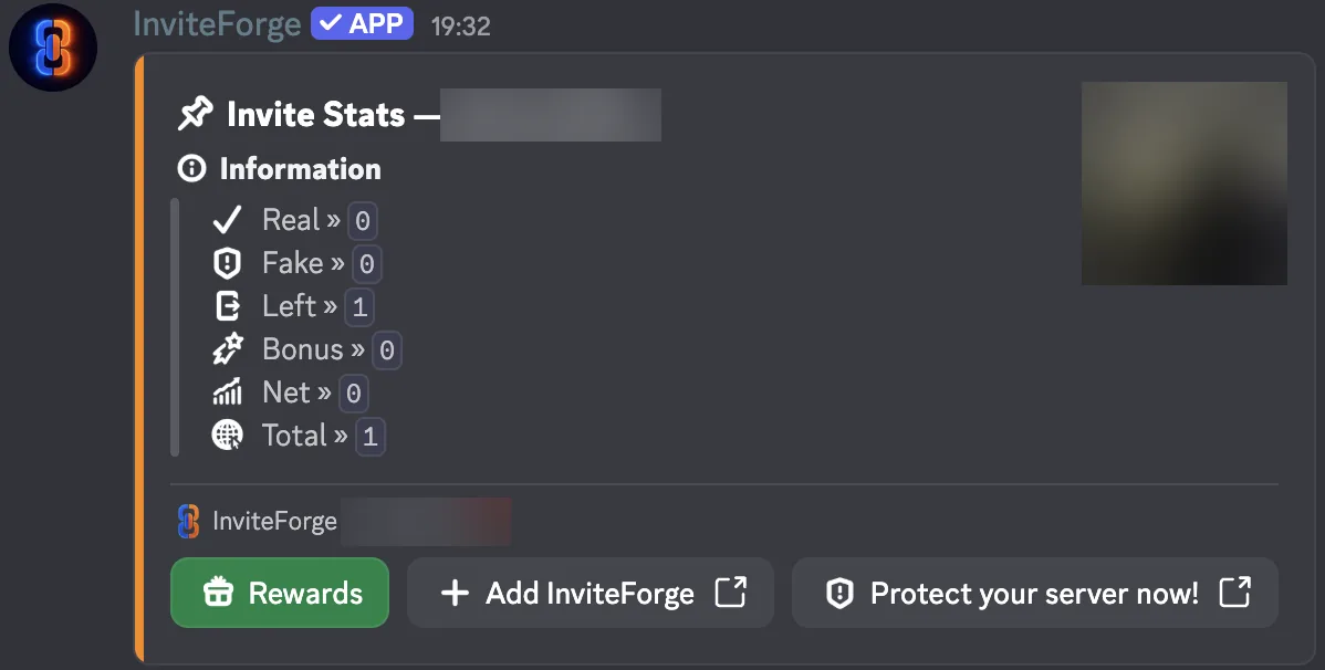 InviteForge /invites reply in Discord on a free-plan server, listing real, fake, left, bonus, net, and total invites